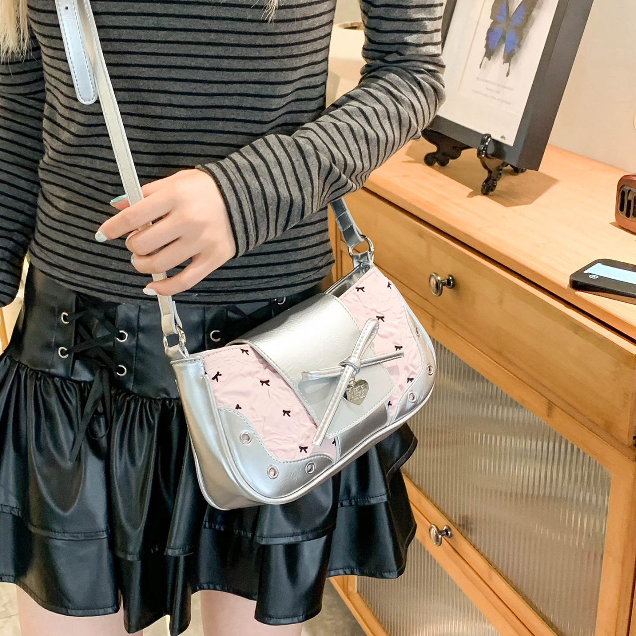 Retro Korean style niche design bag 2025 Summer new trendy single-shoulder bag, simple and versatile casual crossbody bag Application Scenario