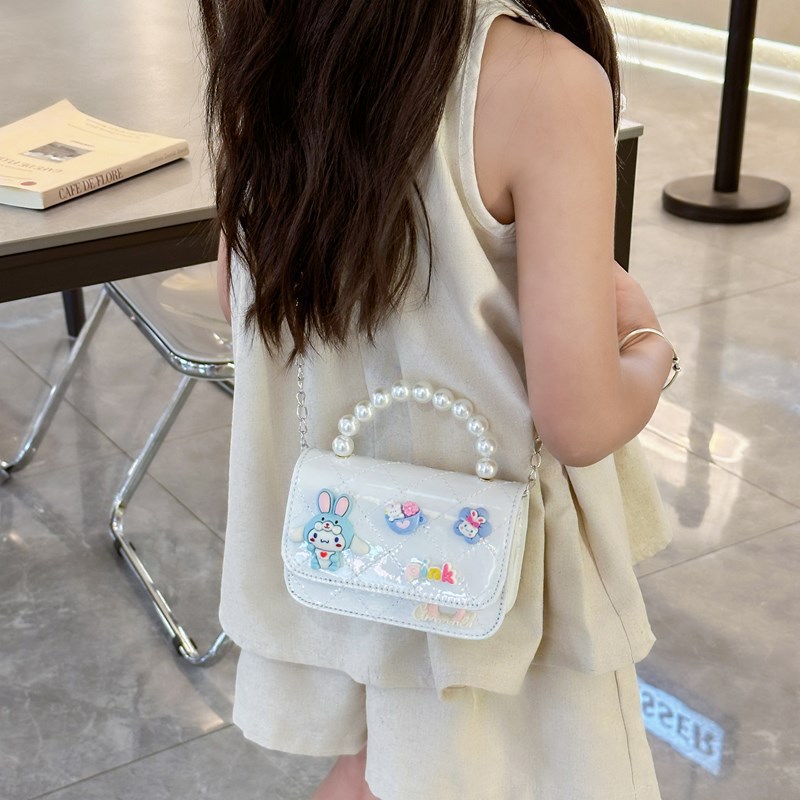 Children's bag 2024 New Korean cartoon chain single-shoulder bag, Chanel-style diamond-shaped crossbody bag, small square bag for boys and girls Application Scenario
