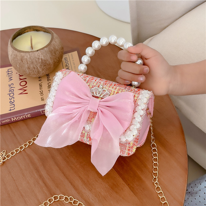 Children's bow tie children's clothing matching bag, cute coin purse 2024 new sequined hard shell crossbody bag, girls' princess bag Application Scenario