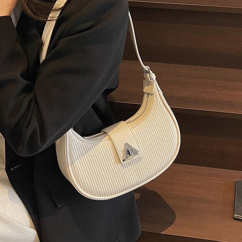 The 2025 new underarm bag for women is a simple and versatile single-shoulder crossbody bag. It is a popular and niche designer crescent-shaped women's bag Application Scenario
