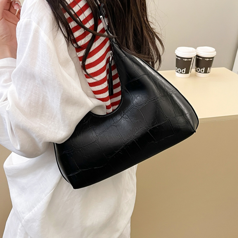 A niche design with a high-quality underarm bag for women in the summer of 2025, a fashionable and versatile single-shoulder bag with a simple square design details Picture