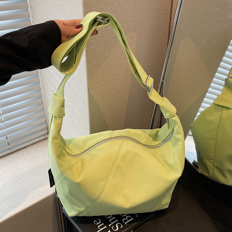 Laid-back and casual nylon fabric crossbody bag for women, 2025 new lightweight and versatile dumpling bag, large capacity single-shoulder bag for commuting full figure