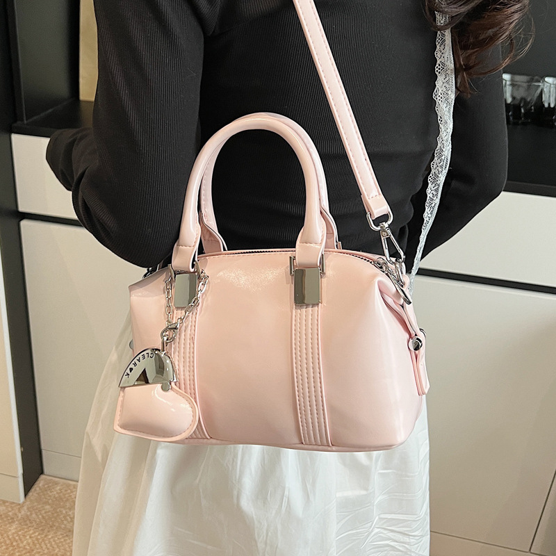 Fashionable and niche design pillow bag 2025 New Korean-style solid color Oiro-style handbag, simple commuting crossbody bag Application Scenario