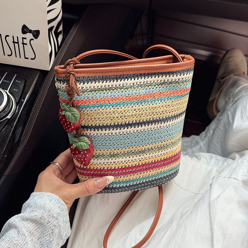 A niche design, fashionable and versatile woven bucket bag for women, a new summer 2025 seaside vacation straw woven single-shoulder crossbody bag full figure