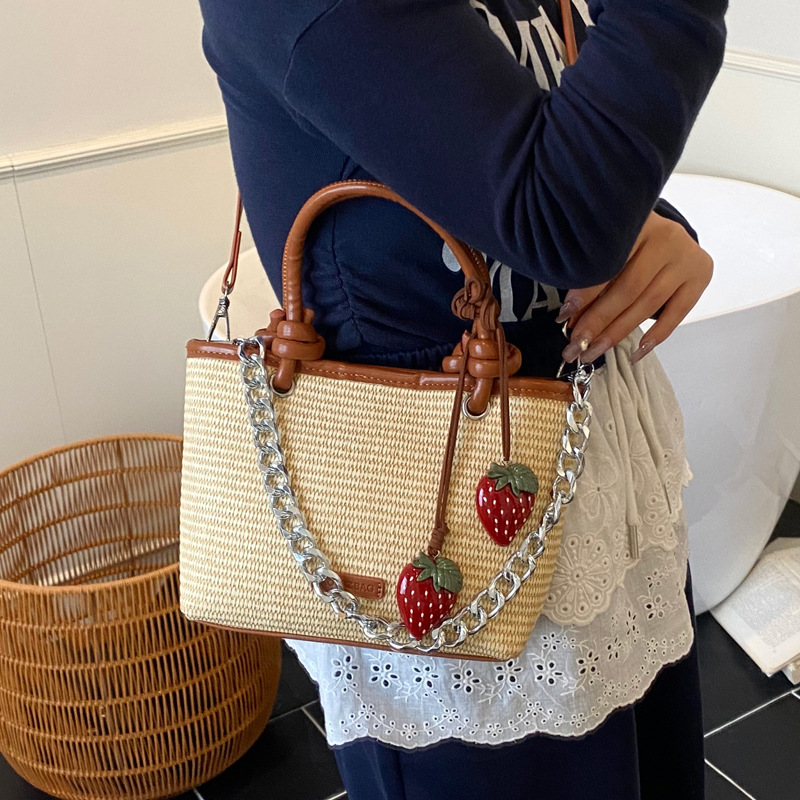 Summer vacation beach-style straw woven bag, hand-held crossbody bag, 2025 new style, stylish rope knot vegetable basket bag, woven bag Application Scenario