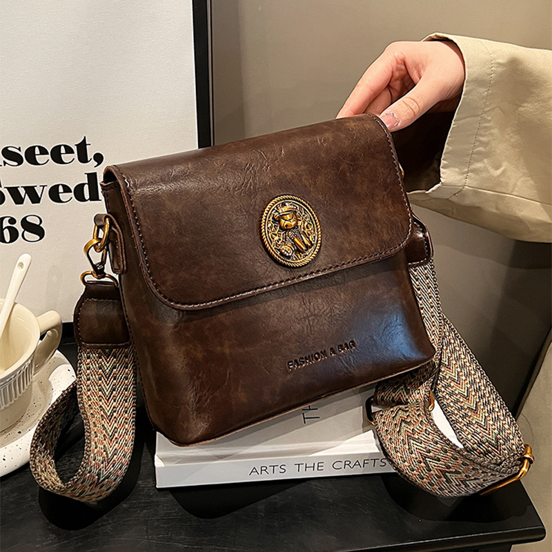 The new Maillard square bag with wide shoulder strap, a retro commuter crossbody bag for women in the Korean niche small bag market in Spring/Summer 2025 full figure