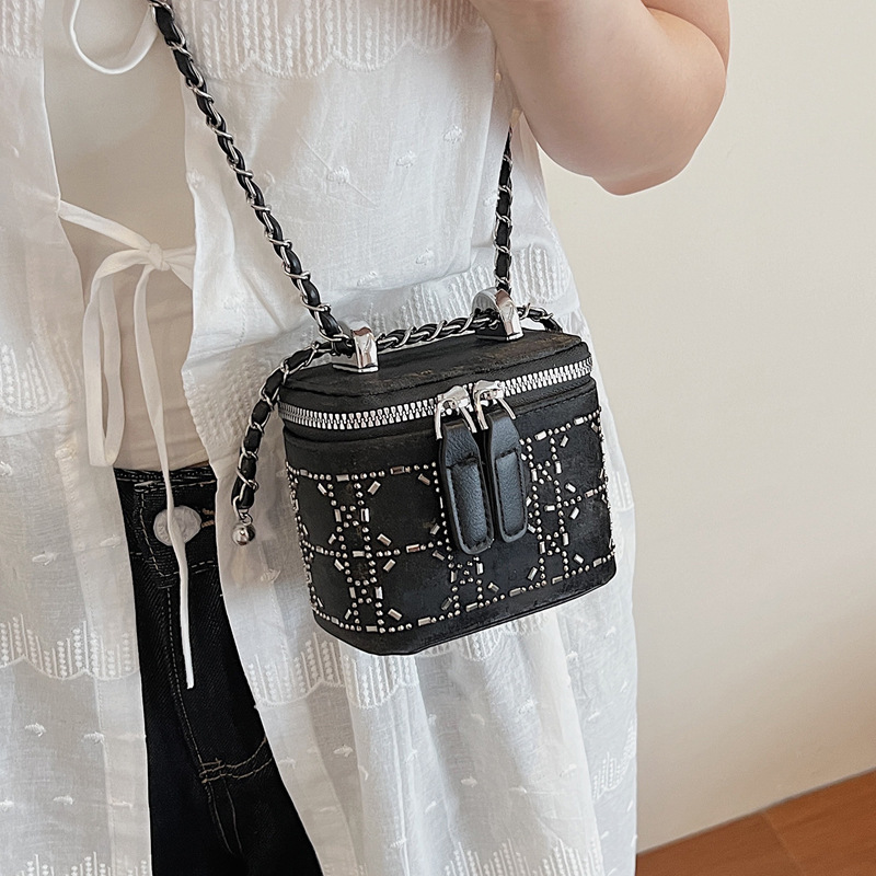 The diamond-shaped chain crossbody bag for women in 2025 features a fashionable and niche design. This year, the box bucket bag is in vogue details Picture