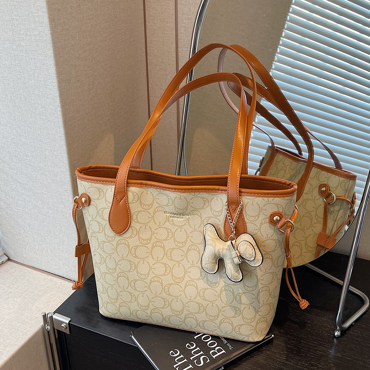 Korean high-end, versatile and retro single-shoulder commuter bag for women, new summer 2025 large-capacity fashionable tote bag Application Scenario