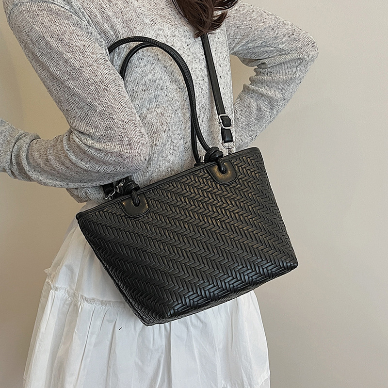 The 2025 new Korean-style women's simple, fashionable and versatile single-shoulder crossbody bag is stylish and stylish, and the bucket bag is trendy Application Scenario