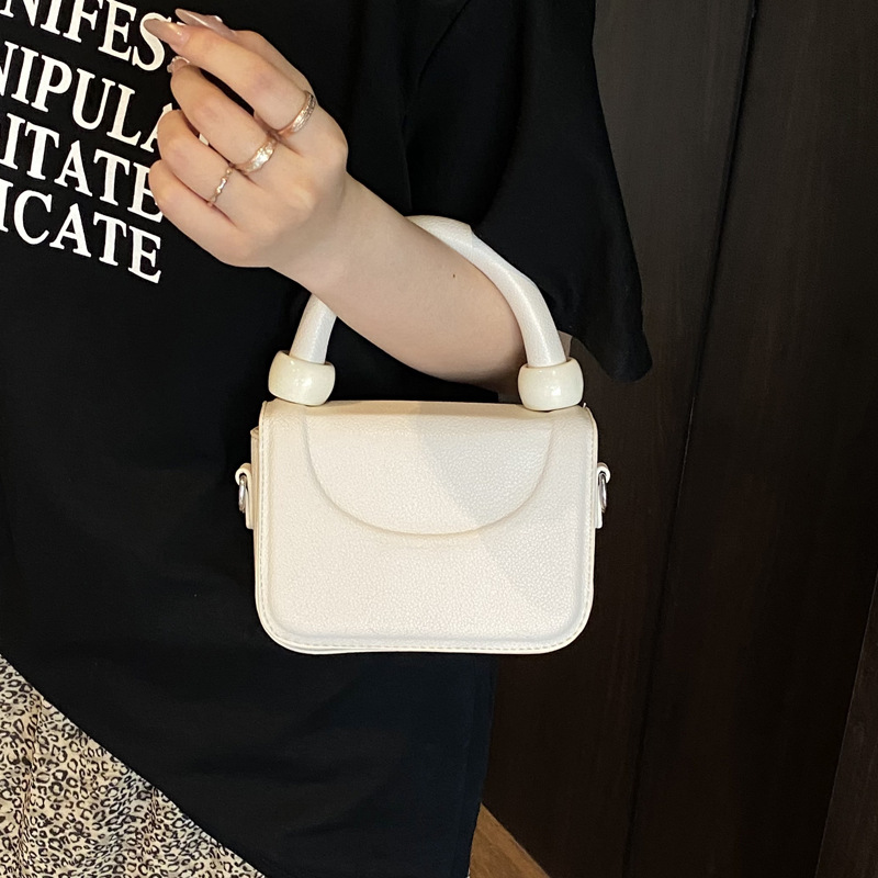 The new summer 2025 casual, trendy and niche design crossbody bag is a fashionable hand-held and shoulder-loaded small square bag details Picture