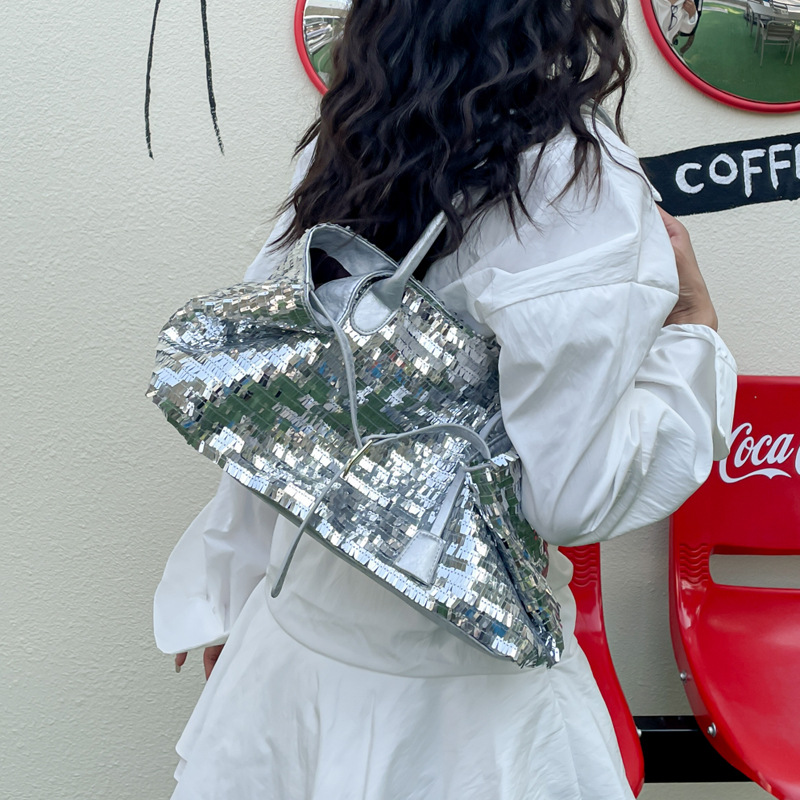 A niche design Korean version 2025 summer new single-shoulder crossbody bag for commuting, a shiny metal sequined tote bag for women Application Scenario
