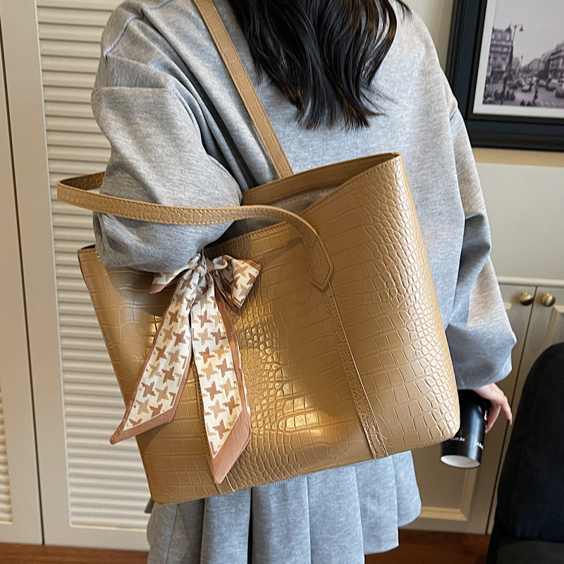 Large-capacity daily travel tote bag 2025 Summer New style, fashionable and elegant, underarm single-shoulder large bag for commuting to work Specification drawing