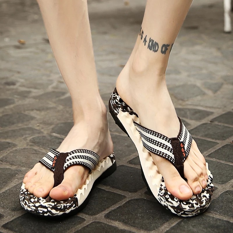 2025 New massage flip-flops, anti-slip and wear-resistant rubber outdoor beach slippers, men's outdoor wear, summer men's sandals full figure
