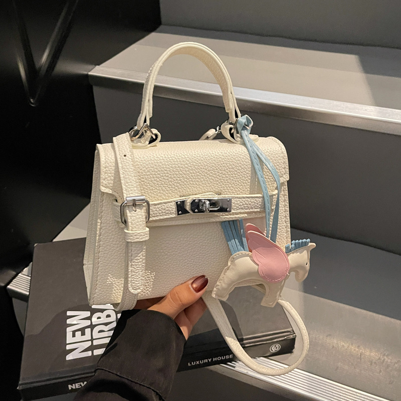 The Korean version of the hand-held small square bag for women in 2025, a new single-shoulder bag with a niche design, simple and versatile, trendy crossbody Kelly bag full figure