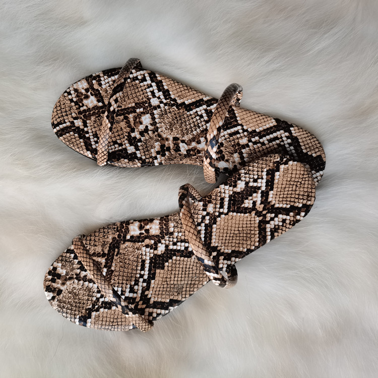 2021 New European and American fashion slippers, women's flat flip-flops, leopard print one-piece flip-flops, women's export large size wholesale Application Scenario