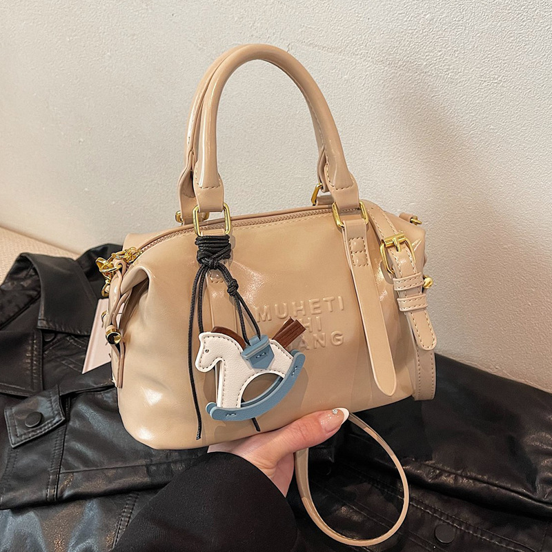 Casual and simple hand-held pillow bag for women, 2025 new style, fashionable and trendy, niche single-shoulder crossbody bag for work and commuting full figure