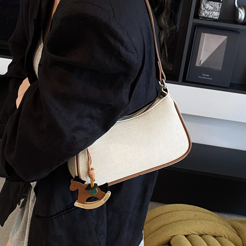 A niche design and fashionable underarm bag for summer 2025, a versatile and high-quality crossbody bag for women's daily commuting Application Scenario