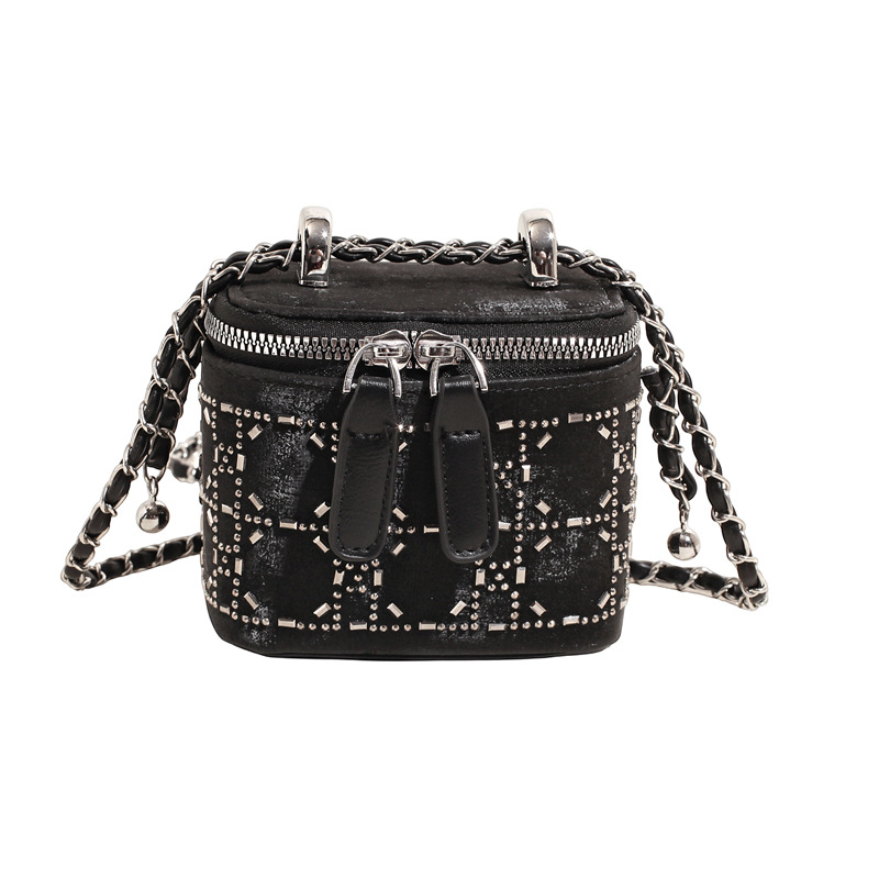 The diamond-shaped chain crossbody bag for women in 2025 features a fashionable and niche design. This year, the box bucket bag is in vogue Item Picture