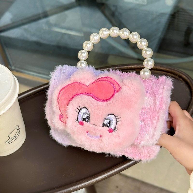 The 2025 new stylish girls' bag is a versatile and fashionable children's single-shoulder crossbody bag, a plush bag, and a little girl's handbag details Picture