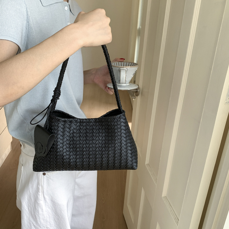 French niche woven pattern underarm bag for women 2025 summer, versatile and high-end commuting single-shoulder handbag Application Scenario