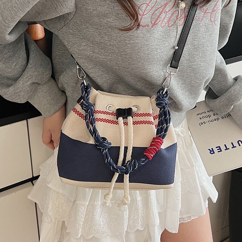 This year, the popular niche design bags are the 2025 new women's versatile canvas crossbody bag and the color-blocking hand-held bucket bag details Picture