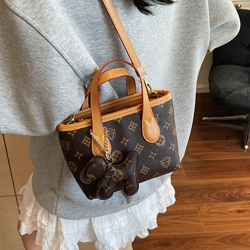 The 2025 new Korean-style printed retro vegetable basket bag for women is stylish, fashionable and trendy. It's a single-shoulder crossbody bag Application Scenario