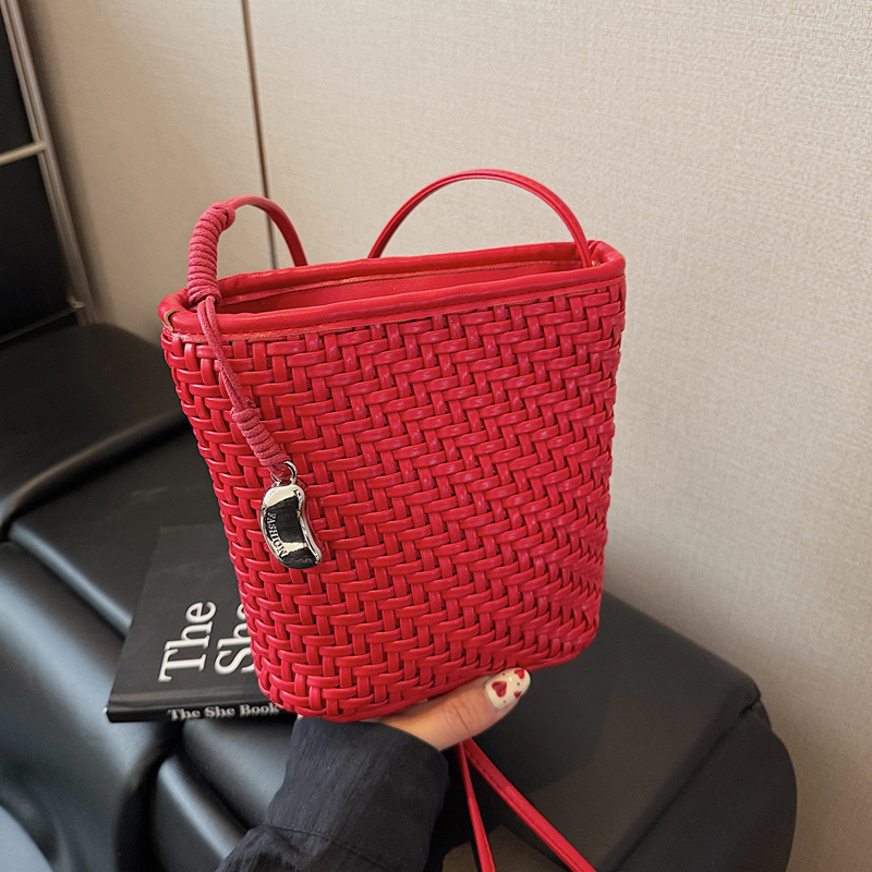 2025 Korean version Instagram trendy fashion bag woven new bucket bag, fashionable and casual women's single-shoulder crossbody commuting bag full figure