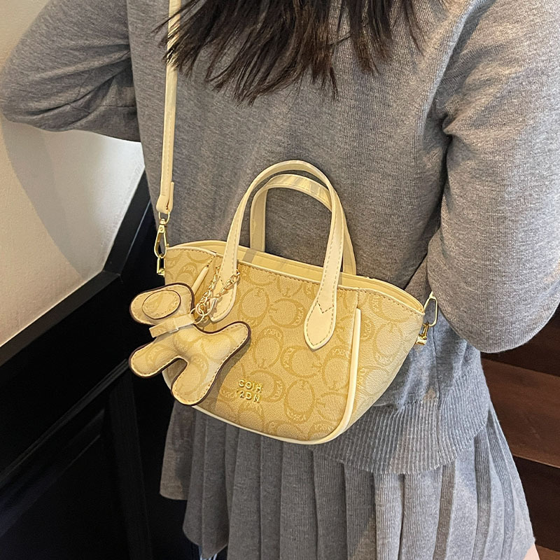 A high-end retro printed bucket bag for summer 2025, a trendy and versatile crossbody bag for women details Picture