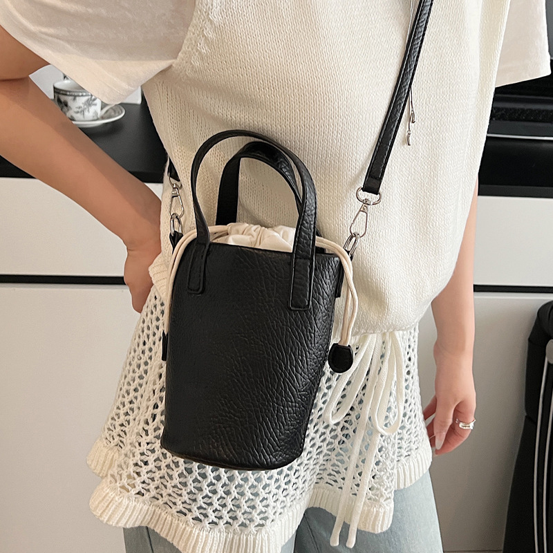 Summer niche bag for women, 2025 new style, fashionable and versatile crossbody bag, shoulder crossbody strap, stylish bucket bag details Picture
