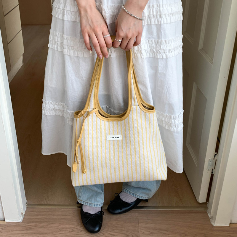2025 Casual Commuter Tote bag, women's niche striped simple and fashionable hand-held shoulder bag, large-capacity underarm bag details Picture