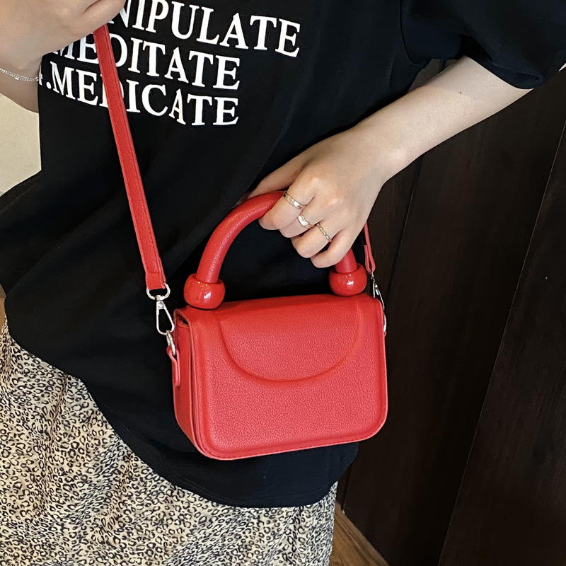 The new summer 2025 casual, trendy and niche design crossbody bag is a fashionable hand-held and shoulder-loaded small square bag Specification drawing