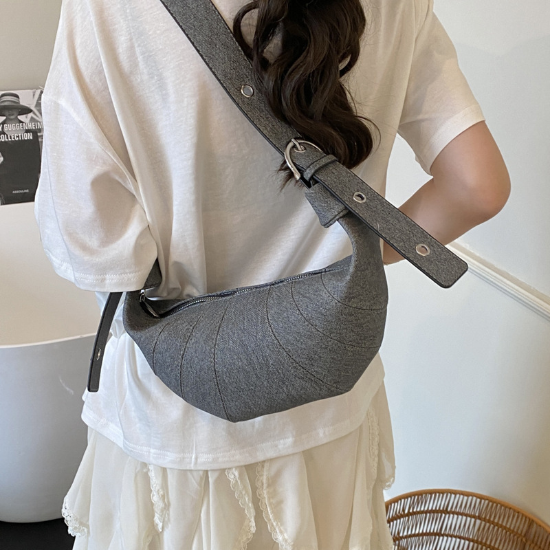 Solid color niche design horn bag 2025 new style texture retro single-shoulder crossbody dumpling bag street trend women's bag details Picture