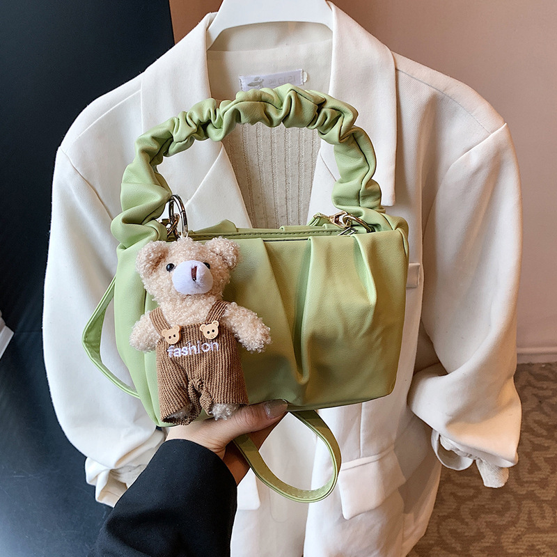 A simple and casual pleated hand-held shoulder bag for women in the summer of 2025, with a stylish and niche look, is a cross-body commuting bag full figure
