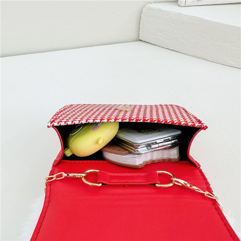 Children's small square bag, fashionable pearl handbag, autumn and winter children, New Year festival girls' bow, fabric single-shoulder bag Application Scenario