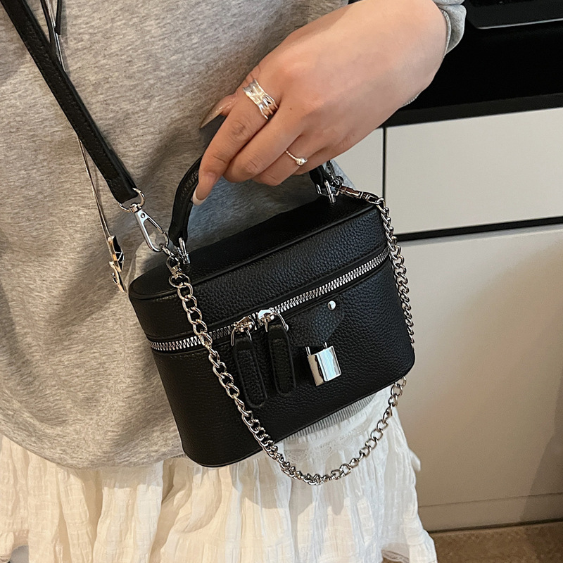 The 2025 new trendy handbag is a simple and fashionable handbag with a sense of women's fashion. It is a small square bag that can be carried diagonally over one shoulder for commuting Application Scenario