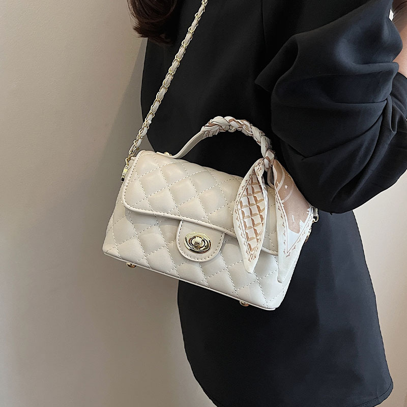 Xiaoxiangfeng diamond-shaped chain fashionable hand-held commuter bag for women 2025 Summer new style, high-end crossbody small square bag details Picture