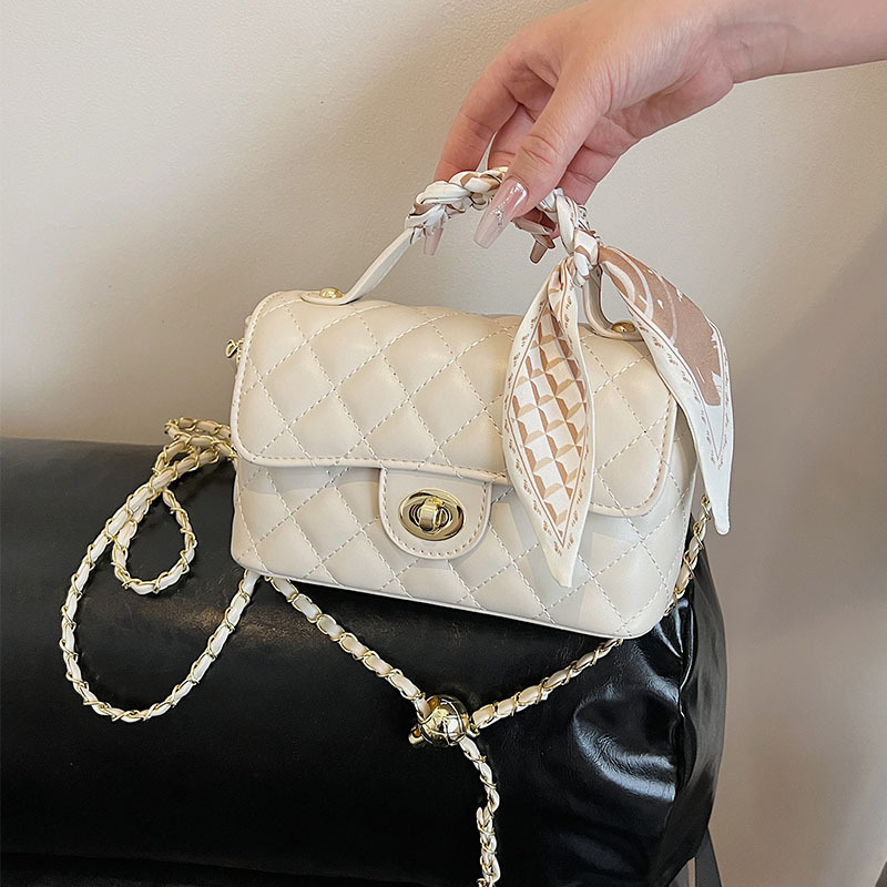 Xiaoxiangfeng diamond-shaped chain fashionable hand-held commuter bag for women 2025 Summer new style, high-end crossbody small square bag full figure