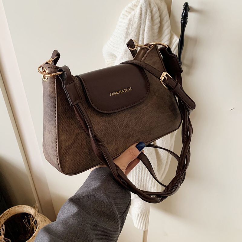 This year, new fashionable and trendy women's bags, casual crossbody underarm bags, commuting single-shoulder women's bags, and small square bags are in vogue Specification drawing