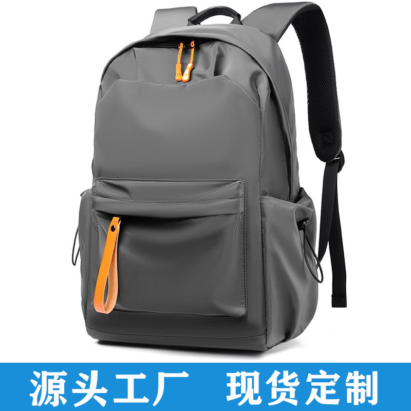 The new casual backpack for men is simple, fashionable, lightweight and waterproof. It is a daily travel backpack and a school bag for middle and high school students full figure