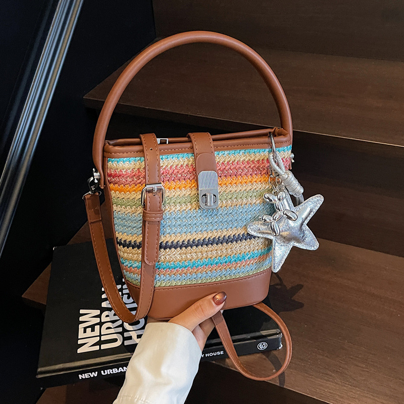 A trendy and fashionable straw-woven phone bag for women in the summer of 2025, a Korean version of a niche and simple crossbody bag full figure