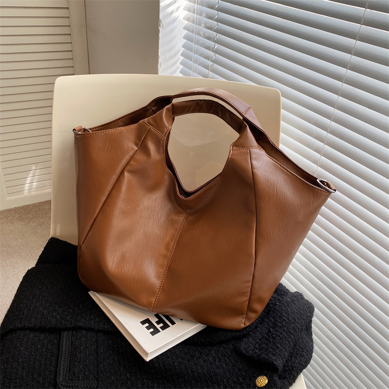 Large-capacity motorcycle bag 2022 Winter new oil-leather PU high-quality women's commuter bag, retro single-shoulder crossbody bag full figure