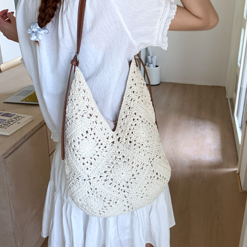 A niche hollowed-out woven bag for women, a new summer fashion tote bag with ethnic style, a large-capacity crossbody bag details Picture