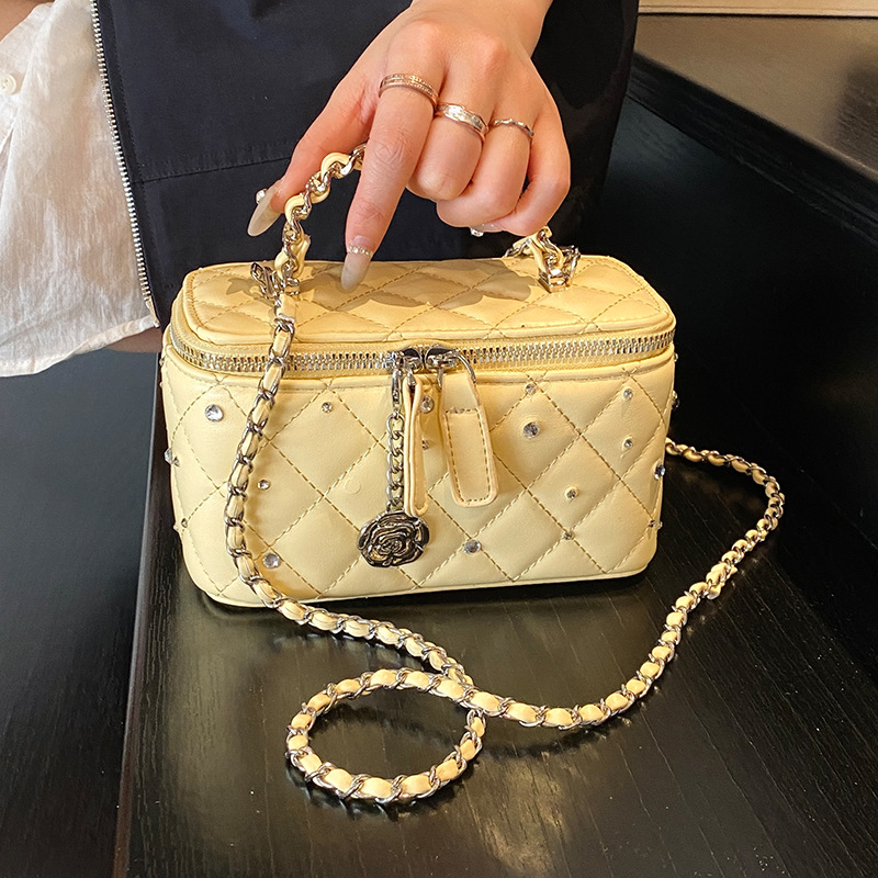 Xiaoxiangfeng diamond-shaped chain bucket bag 2025 Summer New style simple and elegant single-shoulder bag, exquisite and super popular single-shoulder bag details Picture