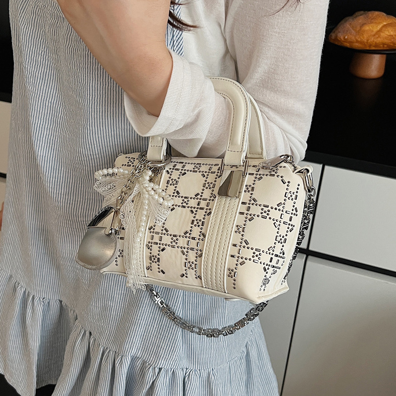 Summer's popular bright diamond small bag for women 2025 new fashion design hand-held bucket bag Versatile ins crossbody bag Application Scenario