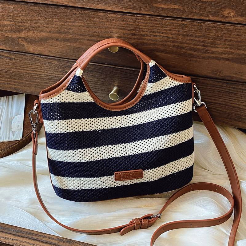 Korean style laid-back and relaxed tote bag 2025 new summer versatile woven and pieced large-capacity single-shoulder bag full figure