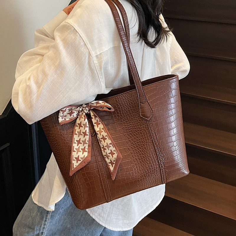 Large-capacity daily travel tote bag 2025 Summer New style, fashionable and elegant, underarm single-shoulder large bag for commuting to work Application Scenario