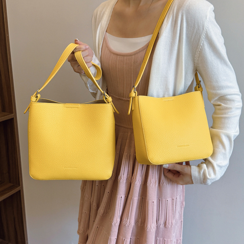 The 2025 new Korean-style simple bucket bag, a single-shoulder crossbody bag for commuting, a niche design, and a casual solid-color handbag details Picture