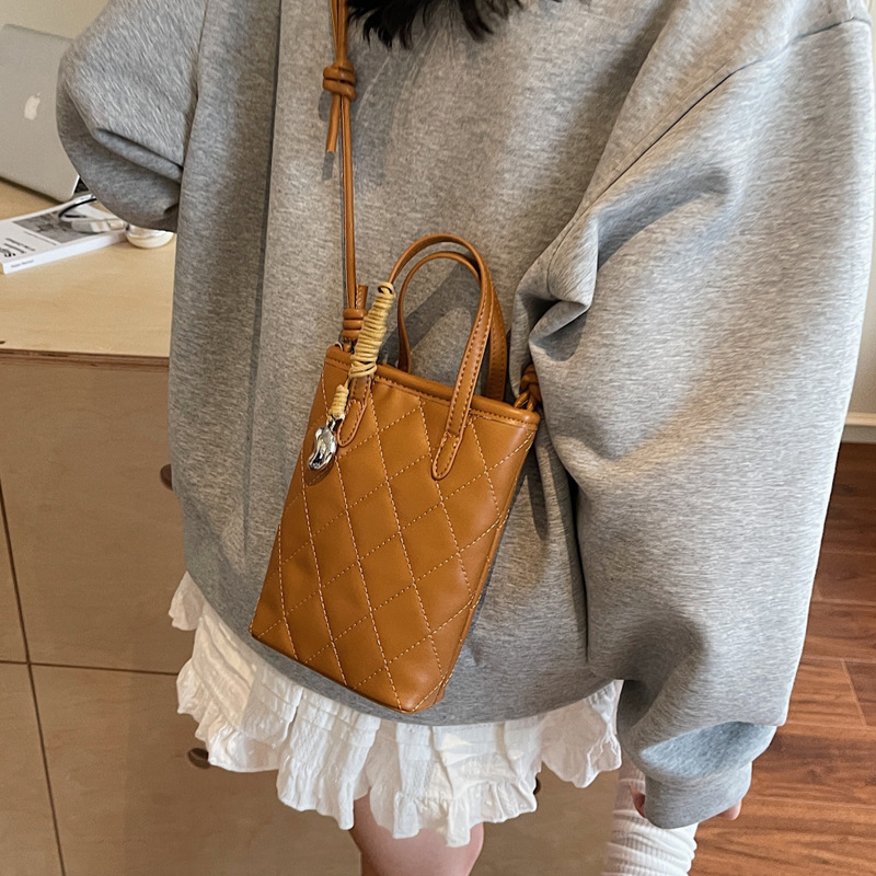 Fashionable and versatile embroidered thread diamond-shaped small bag for women, new summer 2025, simple underarm bag, niche design crossbody bag details Picture