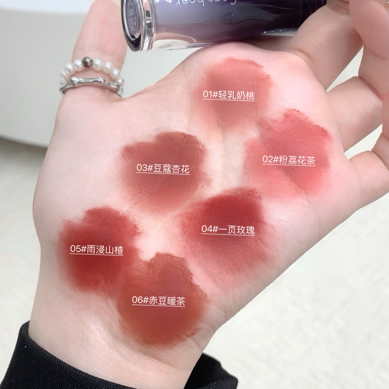 Gege bear Goge Little Bear Soft, misty, smooth and matte lip gloss for students, affordable lip gloss that doesn't fade easily Application Scenario
