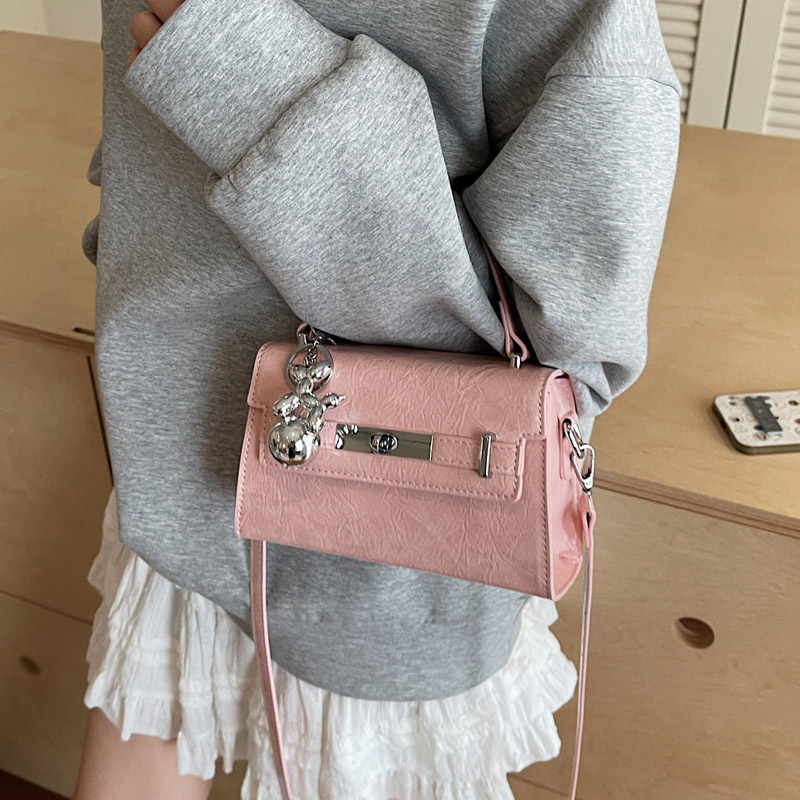 A niche design handbag for women in the summer of 2025, featuring a simple and stylish underarm bag and a versatile and fashionable single-shoulder crossbody bag details Picture